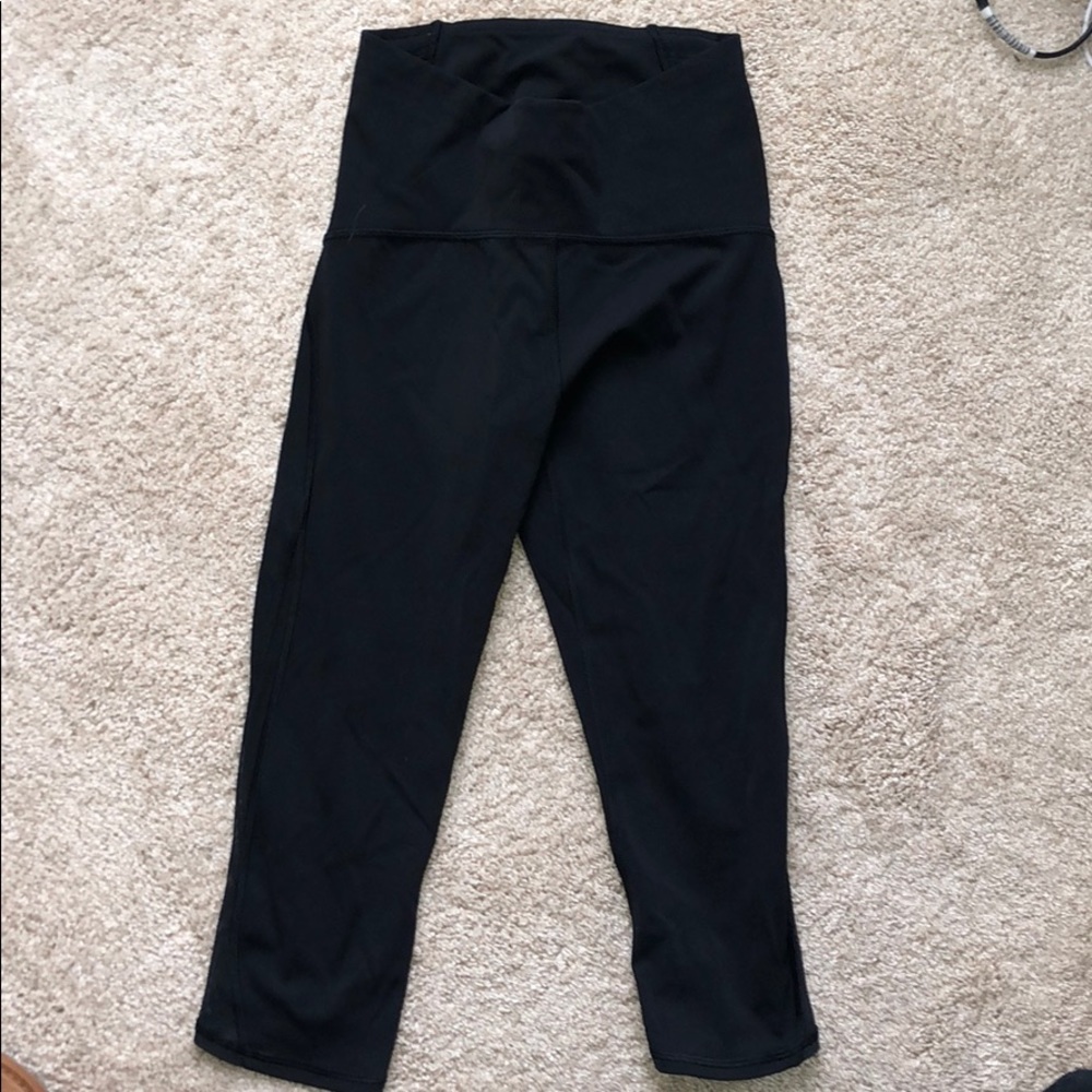 Like new lululemon black capri leggings